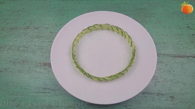 6 Cách trang trí đĩa thức ăn đẹp chỉ với 1 mẩu dưa chuột