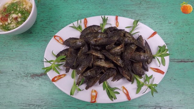 Cá rô don rán giòn chấm mắm gừng