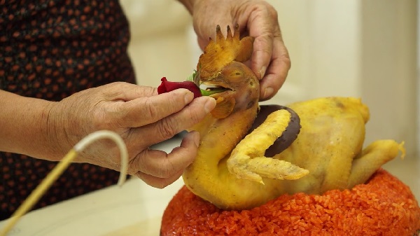 Cách chọn, luộc, và bày gà lễ