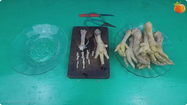 Cách rút xương chân gà chín