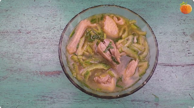 Canh mướp đắng nấu đầu cổ cánh gà