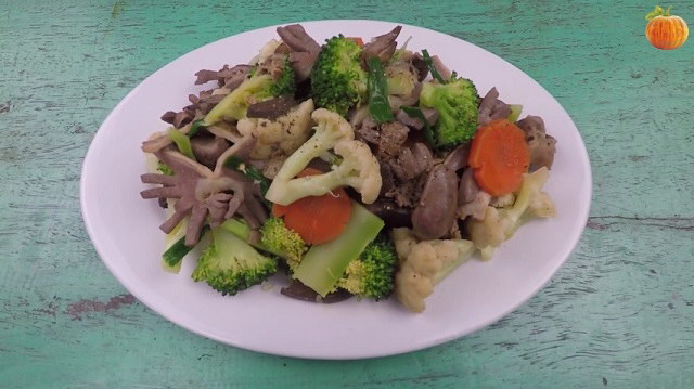 Lòng gà xào bông cải