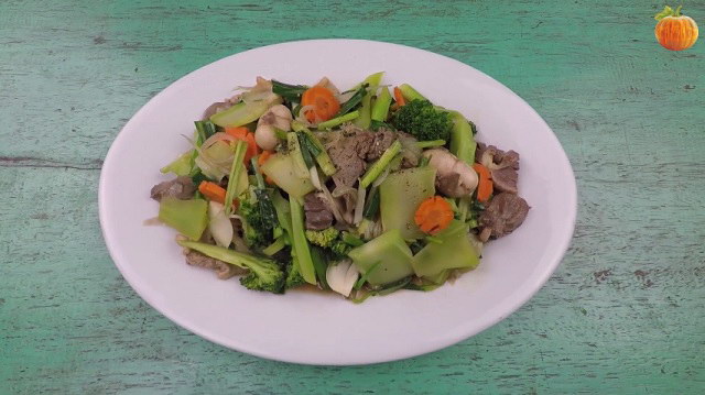 Lòng gà xào súp lơ xanh