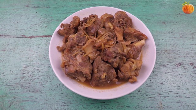 Thịt gà chọi kho gừng tươi