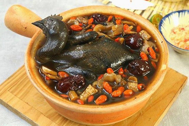 Thịt gà trống hay gà mái tốt hơn ?