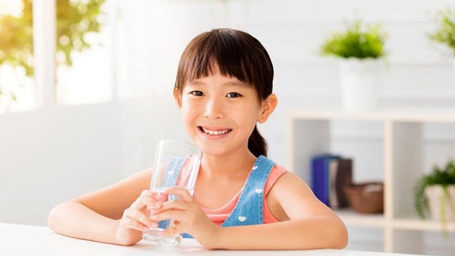 Trẻ nên ăn uống thế nào để phòng bệnh mùa hè