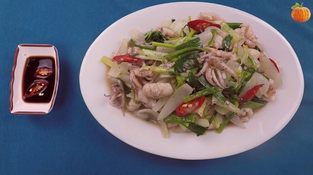 Mực tươi xào cần tỏi tây