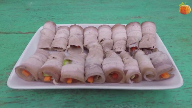 Thịt ba chỉ luộc cuộn sấu